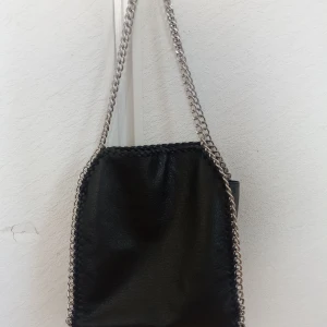 Tiamo väska  - Säljer min tiamo väska då jag ska köpa en ny väska, denna köptes för några månader sen, den är som ny, super lite rost på dragkedjan där bak som ni kan se på tredje bilden, men det syns knappt då det är så litet! Säljer den för 350kr + frakt! 