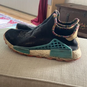 Adidas pharell williams - Smutsiga men går att tvätta bort och skosnören finns inte kvar