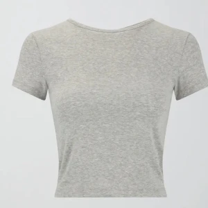 Grå t-shirt - Säljer denna då den inte används, storlek s men passar mig som brukar ha xs 💕 Pris går att diskutera!!💘🌸