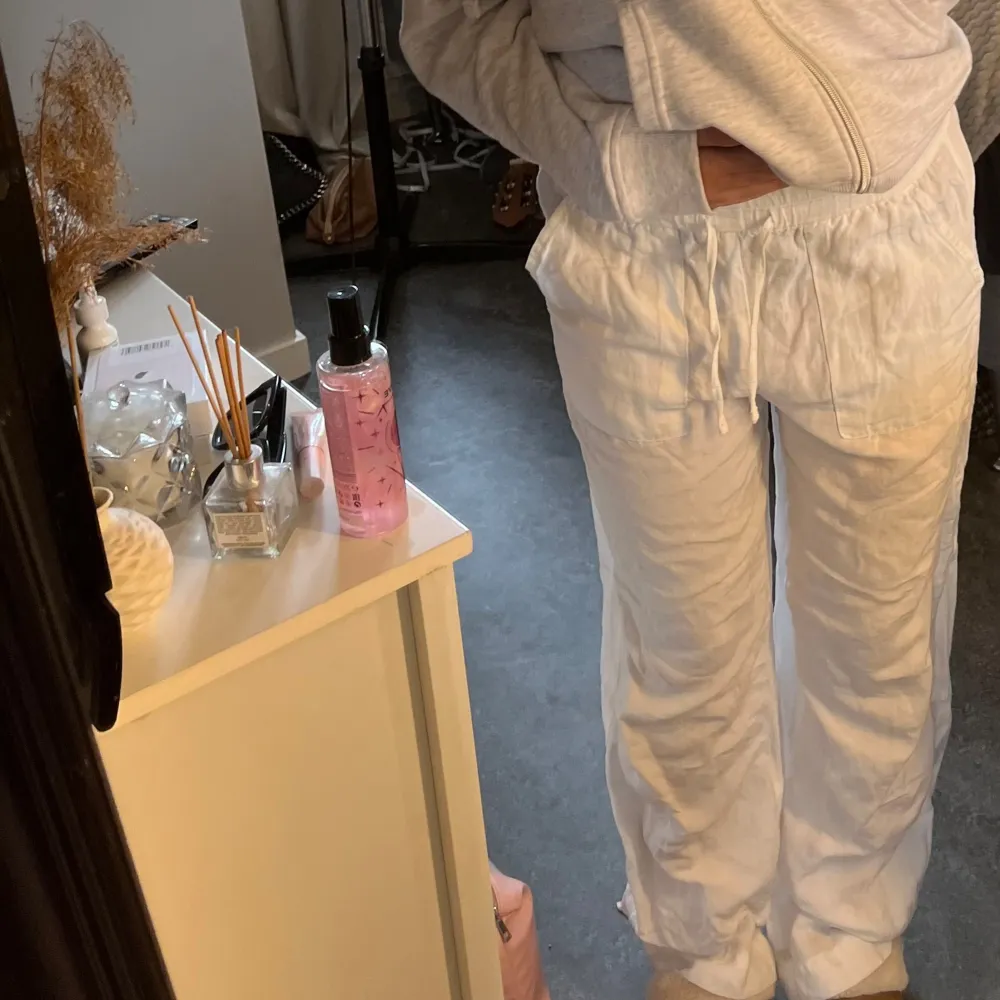 Jättefina linnebyxor från Kappahl! Knappt använda så är i bra skick. Lite högmidjade men man kan enkelt vika ner dem lågmidjat ( se bild 3)💕. Jeans & Byxor.