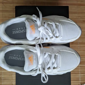Adidas löparskor / dad shoes - Adidas Response Run löparskor med Response Foam inner- och yttersula i strl. 38 med kartong (lite kortare på längden och bredare än andra skor i samma strl.). Använda endast under några dagar då de är för små för mig, nästan nyskick. Nypris 699 kr.