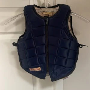 Racesafe ridväst  - Racesafe säkerhetsvest  strl child M regular Marinblå Gammalmodel Mycket fint skick näst intill aldrig använd