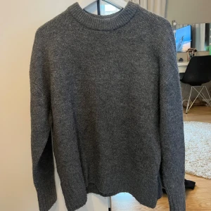 Grå stickad tröja💋✨ - En super snygg och skön stikad tröja som EJ kliar i bra skick❤️