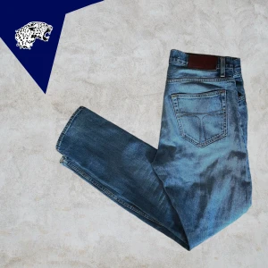 TIGER OF SWEDEN JEANS - Tiger of Sweden Slim fit jeans  | Skick: 9/10 | Strl: W29 L32 | Modellen är 180 cm | Vårt pris 499kr | Hör av dig om du undrar någonting!