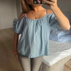 Denim topp  - Jättesnygg topp i denim material med cutouts vid axlarna😍😍🥰