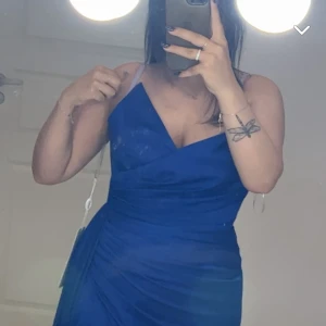 Festklänning med prislapp på!  - Den är storlek 36-38 men passar även 40, den är helt ny och oanvänd köpte den från F&S mode i Södertälje.  Jag köpte den för 5000kr men vill sälja den för 2700kr och priset kan diskuteras vid snabb affär.   