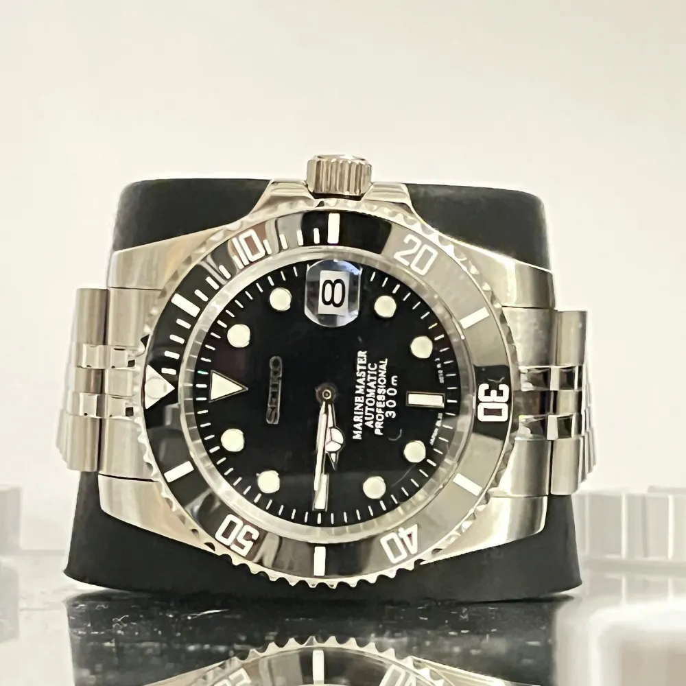 Fin seiko submariner mod med nh35 mekanism, saffirglas på toppen och under med stainless steel kropp. Ifall du har mer frågor eller vill ha video så är det bara att höra av sig, priset är fast 😀  📍finns att hämta i växjö/kan frakta. Accessoarer.