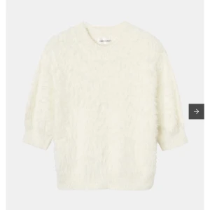 Lurvig finstickad tröja  - Säljer min super fina lurviga tröja från Carin Wester, den är knappt använd och är som helt ny💓 Nypris: 500kr mitt pris: 440 men kan alltid förhandlas💓