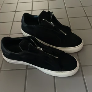 Snygga svarta skor från Arigato i svart mocka - Hejhej, säljer mina svarta mocka skor med dragkedja från Arigato i storlek 43. Jag säljer för att jag har köpt ett par andra och att de inte längre kommer till användning. Inga ytliga skador, tvättade, fint skick. Hör av dig vid frågor 😙