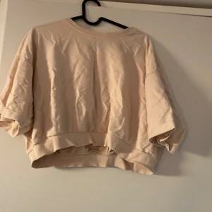Beige tröja från 157 - Säljer en snygg och bekväm beige tröja från lager157. Den har en loose passform och är perfekt för en avslappnad stil. Tröjan är kortärmad och gjord i ett mjukt material som känns skönt mot huden. Perfekt för vår och sommar! Hör gärna av er vid frågor eller fler bilder💕