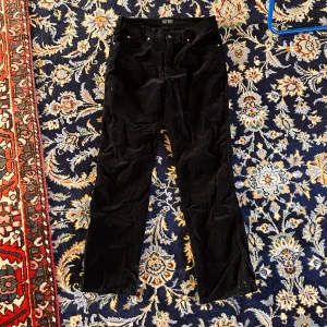 Armani jeans!  - Svarta läckra Armani jeans!! ❤️‍🔥😎 I princip helt nya! Bara lite smutsiga där nere för dem är för långa för mig.   Skulle säga att det är storlek 38 för dem är lite för stora på midjan för mig. Har vanligtvis storlek 34/36 och är 1,61m lång. 
