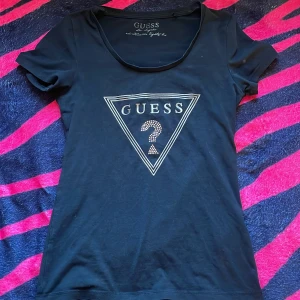 Guess topp  - bra skick ingen diamant saknar köpte nydligen