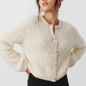 Kofta  - Superfin stickad kofta med metallknappar från Gina, den är varsamt använd , ser ut som ny💓 Köpt för 600  Mitt pris: 500 men kan alltid diskuteras 