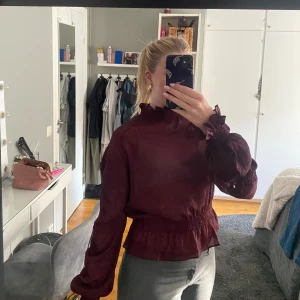 Blus - Fin vinröd med lite glitter💕