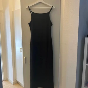 Svart långklänning - Säljer min svarta långklänning från Lager157 då den inte kommer till användning. Storlek S, lappen är kvar.