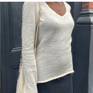 Brandy tröja - Så söt brandy tröja köpt här på plick men har aldrig använt då jag har en liknande. Tröjan har inga defekter alls! (Sista bilden är lånad från förra ägaren) 