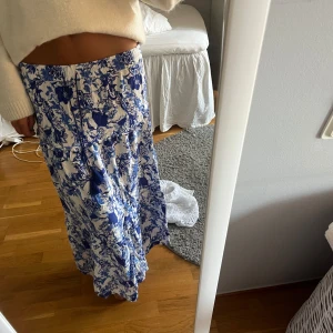 Lång kjol - Mönstrad lång kjol fårn lindex, slutar lite över anklarna på mig som är 1,70 cm