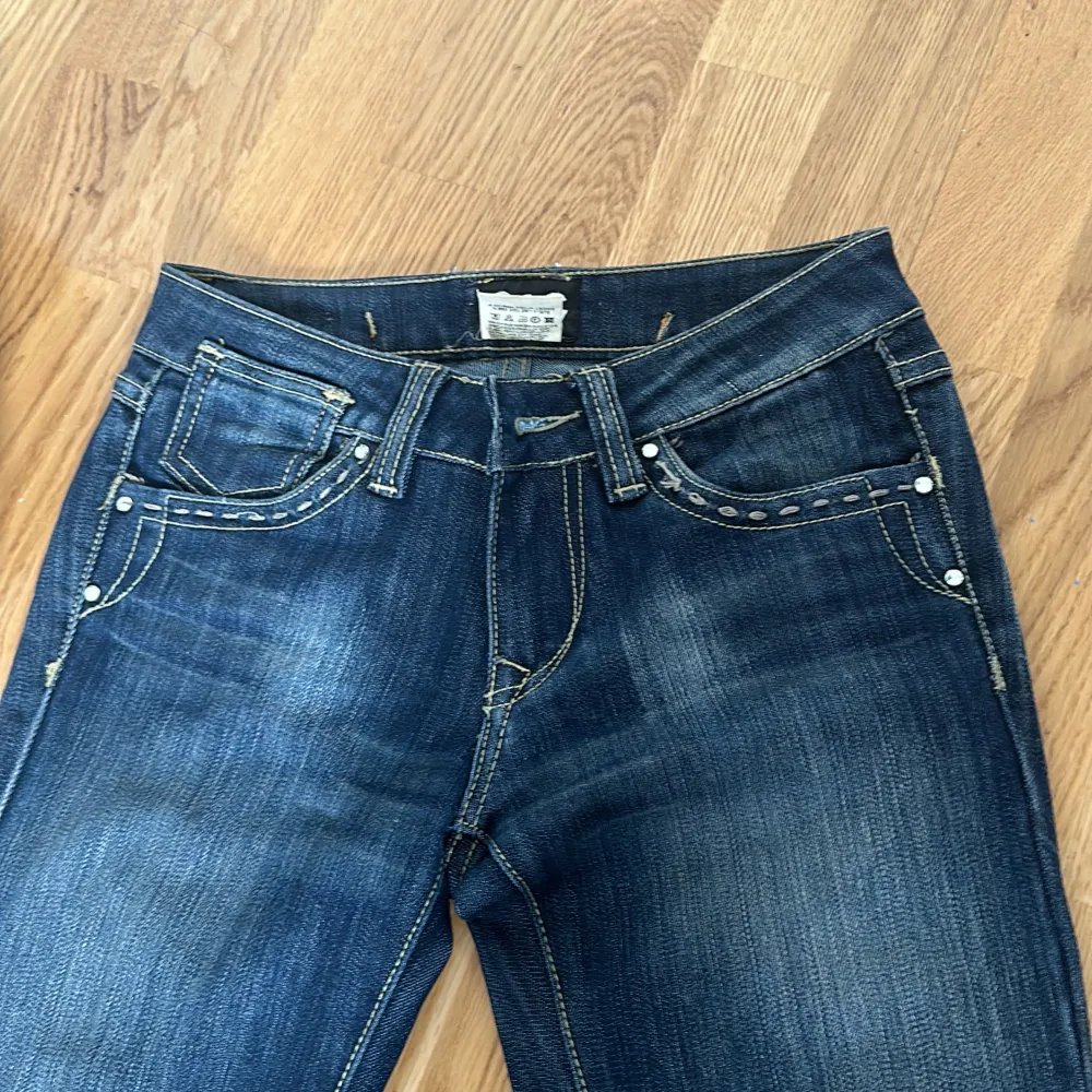 Säljer min dolce Gabbana low waist bootcut jeans i jätte bra skick, inga defekter alls, säljer pga att den inte längre passar mig då jag gått upp i vikt. Säljs inte längre. Jeans & Byxor.