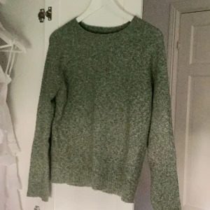 Grön stickad tröja från Vero Moda - Säljer en supermysig grön stickad tröja från Vero Moda. Perfekt för kyliga dagar med sin mjuka och varma känsla. Tröjan har långa ärmar och en klassisk rund halsringning. Den är i storlek XS och passar perfekt för höst och vinter. Ett måste i garderoben för den som älskar stil och komfort! 🍂💚