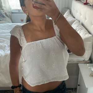 Fin volang topp💋 - Säljer min fina volang topp från pieces💕Passar perfekt att ha på sommaren eller med ett par jeans nu till hösten💘