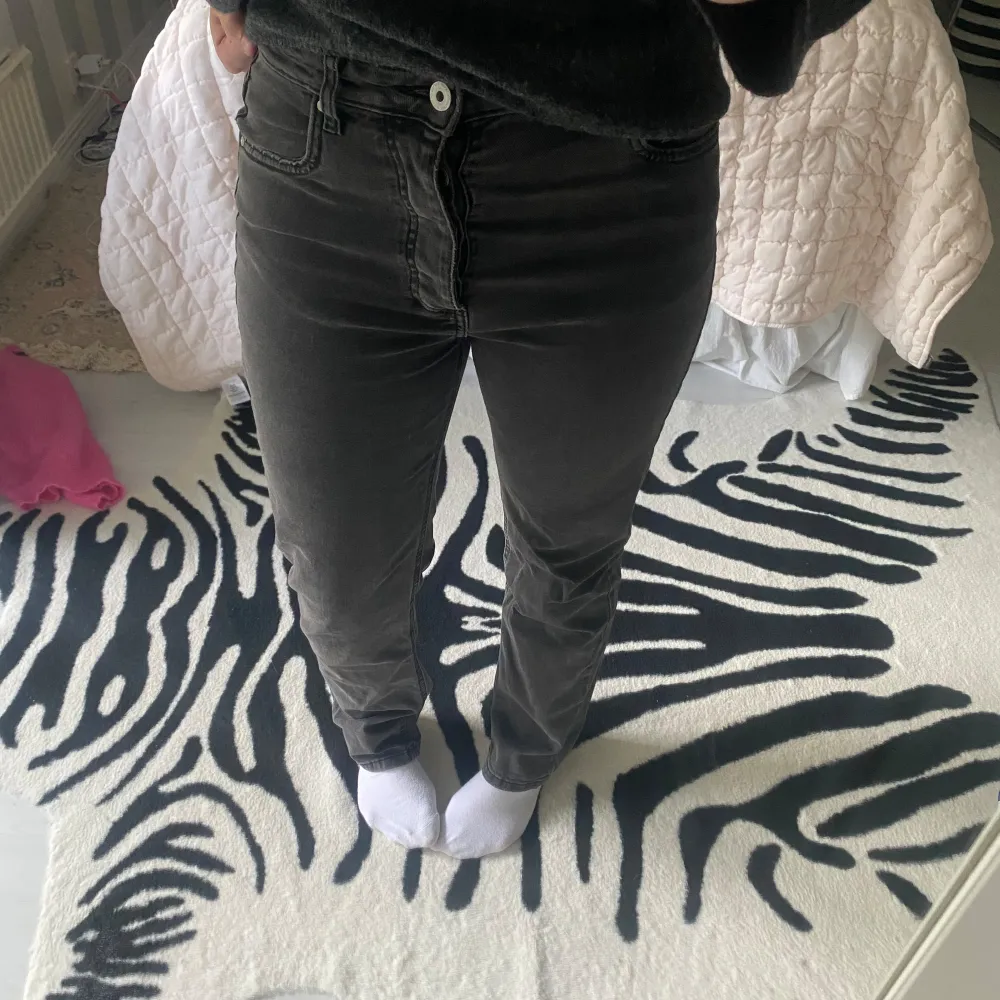 Säljer dessa par mörkgråa/svarta stretch straight leg jeans från Zalando (märket heter COTTON:ON) och är i storlek 38. . Jeans & Byxor.