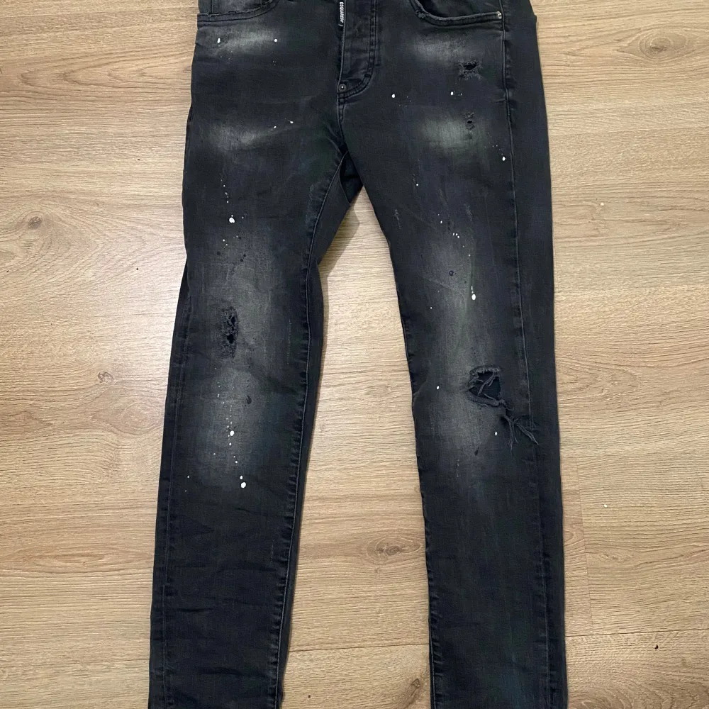 Slim fit jeans från dsquared2. Självklart äkta. Har använt dom ett par gånger men dom är som nya. Pris går att diskutera för en snabb affär. Tar emot byten. Jeans & Byxor.