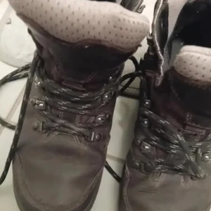 Bruna kängor från Ecco - Säljer ett par robusta bruna kängor från Ecco. De har en slitstark sula med bra grepp och snörning framtill. Perfekta för höst- och vinterväder. Lite använda men i bra skick.