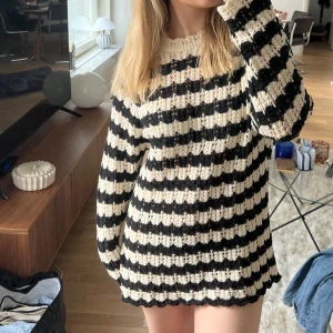 Zara stickad klänning  - Använd, men i bra skick! Modellen säljes ej längre. Super snygg att slänga över en bikini i sommar ☀️