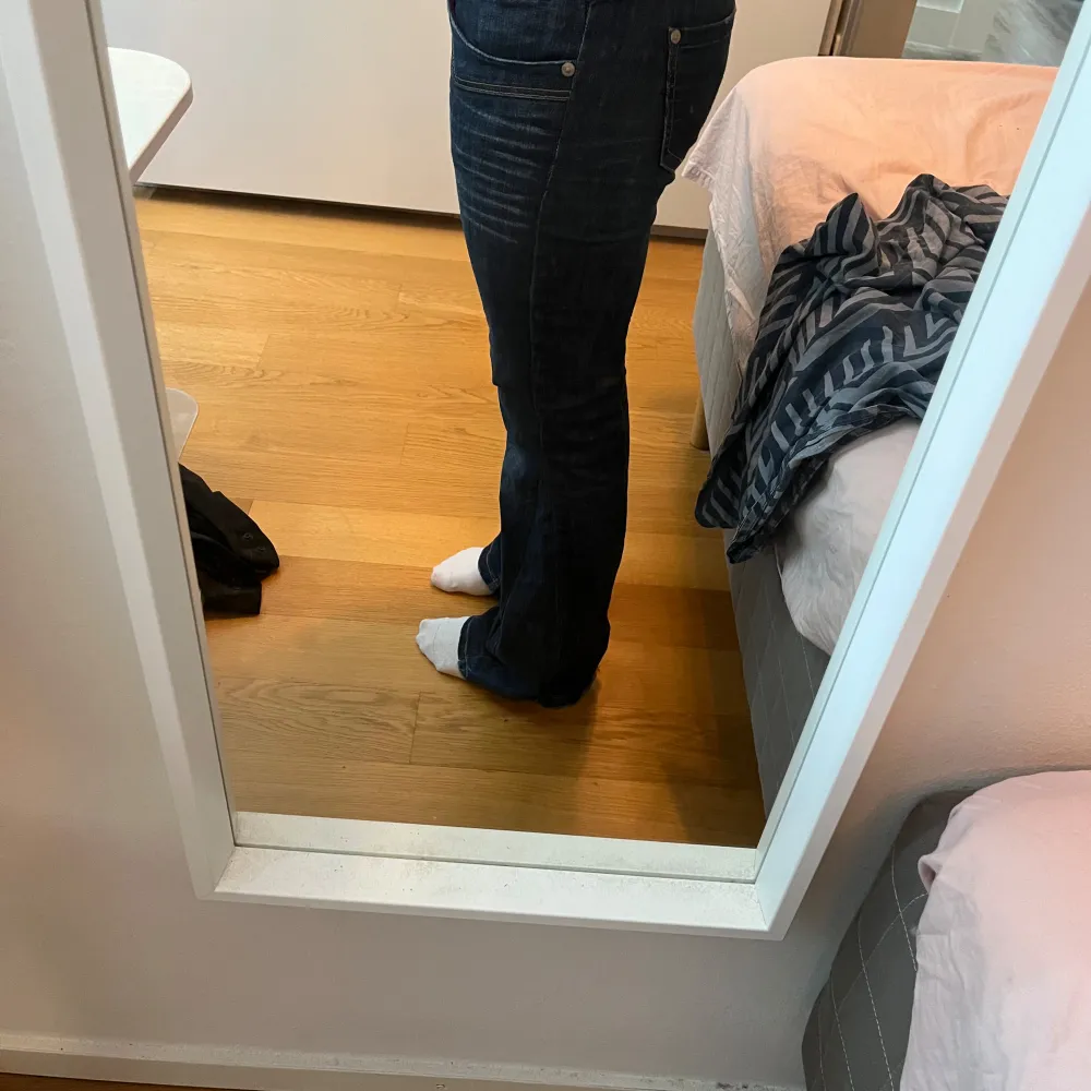 Lågmidjade jeans från esprit som är omsydda till bootcut  W29 L32. Jeans & Byxor.