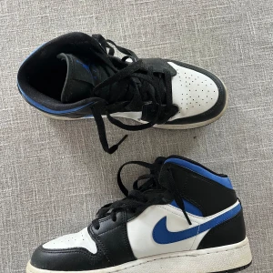 Jordan 1 mid  - Supersnygga jordan 1 mid i storlek 38.5, sparsamt använda 💕💕