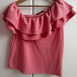 Off shoulder volang topp  - Så fin! Perfekt till fest eller skolan🥰❤️ inga defekter 