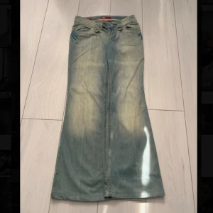 Lågmidjade bootcut jeans - Lågmidjade och bootcut modell. Skriv om du har frågor eller vill ha fler bilder!:)