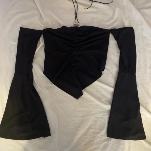 Svart offshoulder tröja med snöre - Långärmad tröja, köpt second hand, okänt märke, storlek S, använd 1 gång