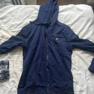 Lyle and scott hoodie - Alldrig använd hoodie ifrån lyle and scott. Bara provad