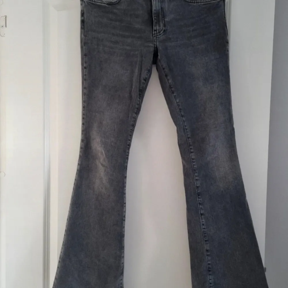 Bootcut, traditionella fickor, knapp och dragkedja. Storlek 36, bedömmer som normal. Midja ca 36-41 cm, stuss ca 44-52 cm (x2 för omkrets). Längd ca 100 cm, beninnerlängd ca 79 cm. Använda i fint skick. Hittar inga defekter, nypris 500 kr.. Jeans & Byxor.