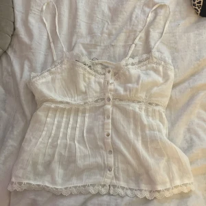 Linne från Zara  - Använd en gång för den är lite stor på mig, storlek M och från Zara. Så bra material 🤍