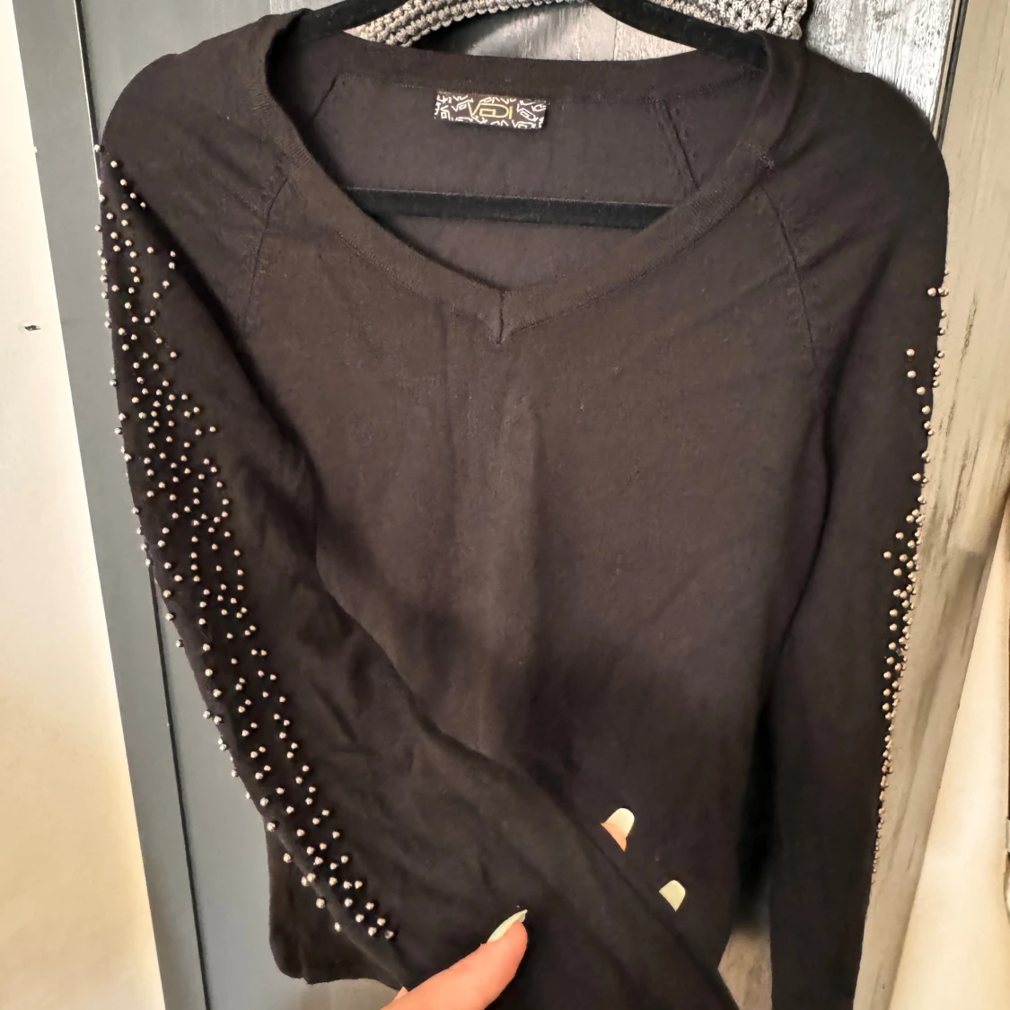 Svart tröja med pärldetaljer - 91