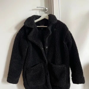Monki teddy jacka  - Storlek XXS