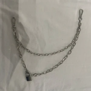 Silver kedja - Tror den köptes på new yorker men osäker. Använd ett par gången, säljer för att det inte är min still längre. Bra skick!! 