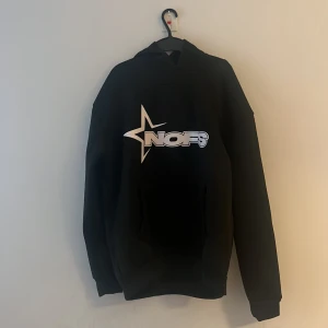 Nofs hoodie  - Denna är endast använd vid prövning då den var för liten så jag säljer den för ganska billigt den är storlek M fast kan även passa S