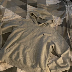 Ralph lauren hoodie - Snygg Ralph lauren hoodie i storlek 18-20✌️  den är köpt för typ 1 år sedan men inte mycket använd🙌 Skick är 7,5/10✌️🙌 priset går att diskuteras vid snabb affär!🙌