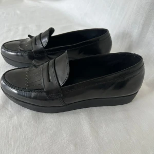 Vagabond loafers - Svarta Vagabond loafers i äkta läder, mycket bra skick. Fotsula mått: 25 cm. Platå: 3 cm hög 🖤