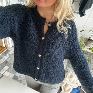 Stickad tröja  - Blå stickad tröja från Gina 