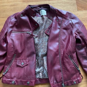 Vinröd skinnjacka - Vinröd läderjacka ❤️‍🔥se bilderna för slitage. Inget som syns när den används. Har varit en stor favorit! Storlek M men passar S 