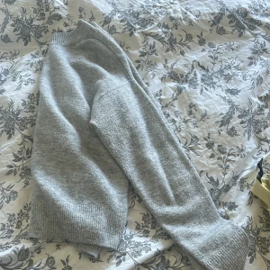 Stickat - Fin grå mysig tröja som jag säljer då den inte kommer till användning 