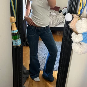 lågmidjade jeans  - SÄLJER FLER LÅGMIDJADE BOOTCUTS! Guess jeans, sjukt snygga😍 midjemått: ca 39 innerbenslängd: ca 88