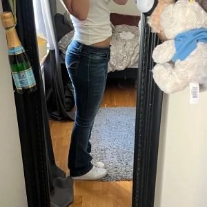 lågmidjade jeans - för långa på därav blir hamnar bootcuten längre ner på benet💕 midjemått: ca 38 innerbenslängd: ca 83