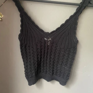 Stickad topp - Jättefin topp/linne från Hm i storlek XS. Den är endast testad en gång men har inte kommit till andvändning då den är för liten. Nyskick