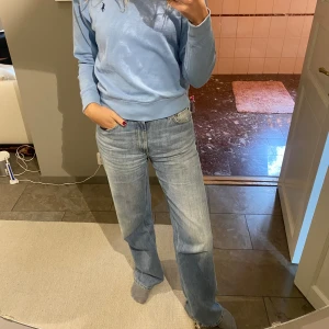 Blå tjocktröja  - Blå polo Ralph Lauren tröja. Storlek s. 