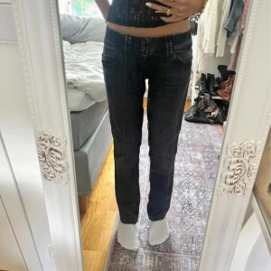 low waist lågmidjade straight pepe jeans venus svarta low waist lågmidjade y2k 2000’s - straight lågmidjade jeans från Pepe jeans modell Venus, storlek 31/32 passar mig som är 177cm lång 🌟 köpta för 1 år sen men kommer aldrig till användning  Skriv om ni har frågor eller vill diskutera priset!🫶🏼